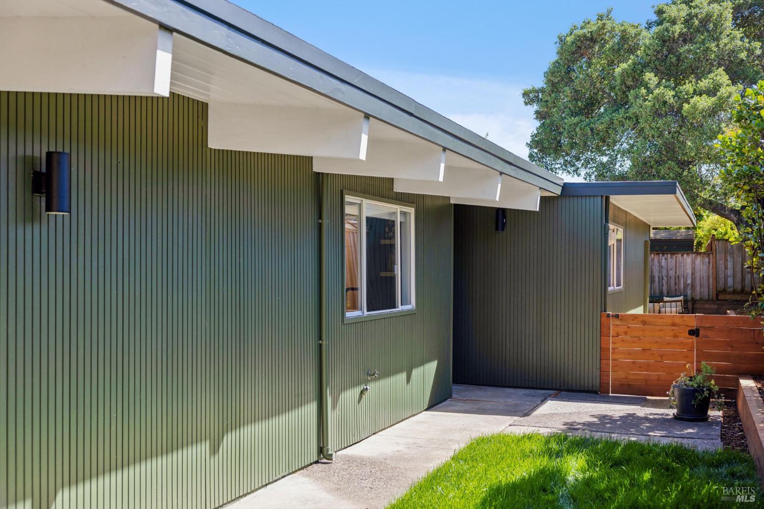 Detail Gallery Image 3 of 57 For 711 Del Ganado Rd, San Rafael,  CA 94903 - 4 Beds | 2 Baths