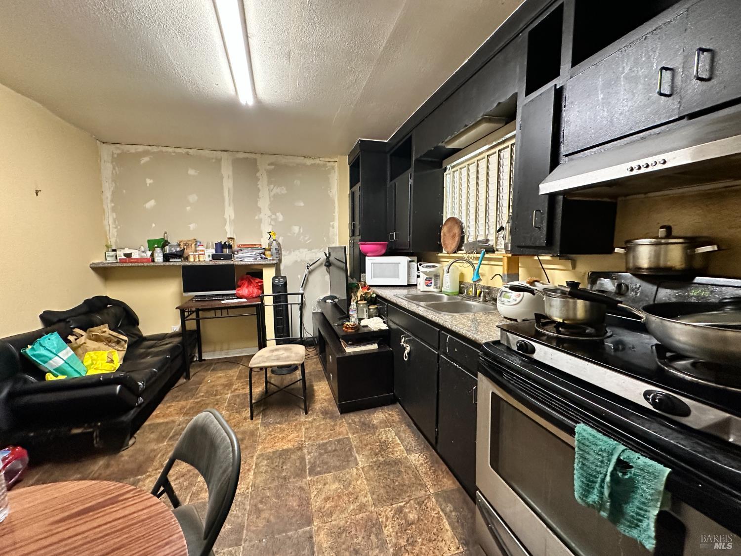 Detail Gallery Image 7 of 16 For 507 Central Ave, Vallejo,  CA 94590 - 3 Beds | 2 Baths