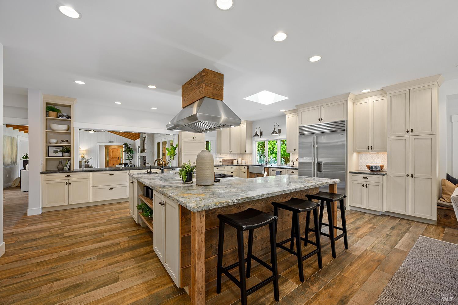 Detail Gallery Image 18 of 80 For 15 Wildwood Ln, Novato,  CA 94947 - 5 Beds | 4/1 Baths