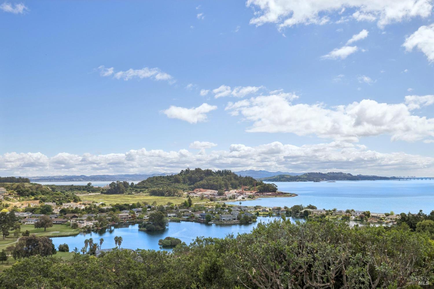 Detail Gallery Image 26 of 90 For 120 Fernwood Dr, San Rafael,  CA 94901 - 4 Beds | 3 Baths