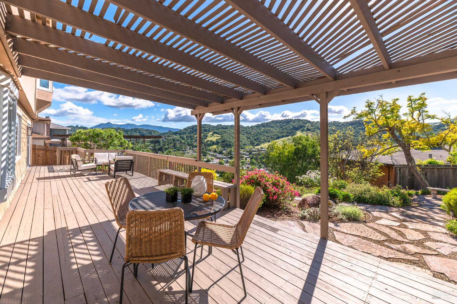 Detail Gallery Image 7 of 44 For 4 Galway Ln, San Rafael,  CA 94903 - 4 Beds | 3/1 Baths