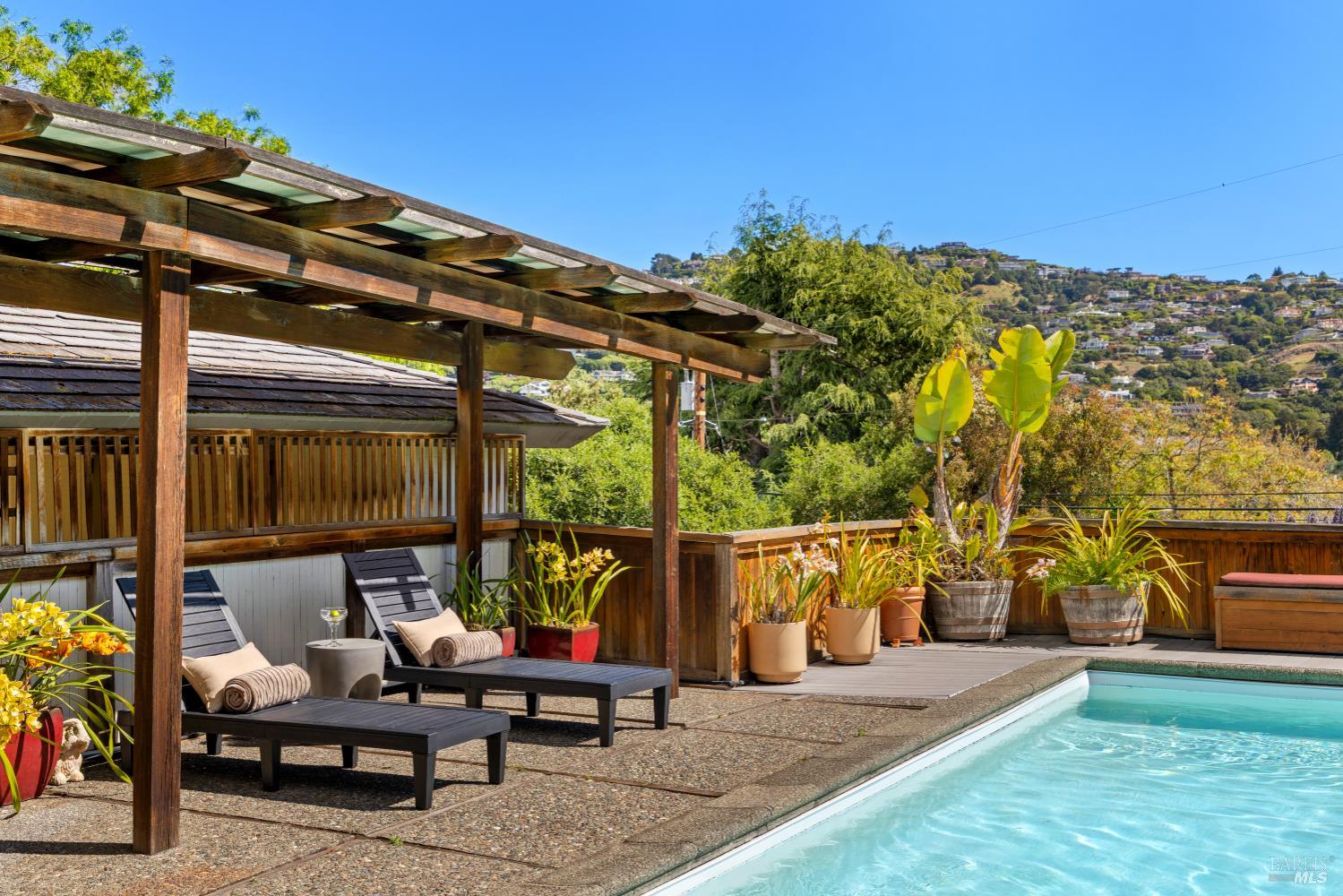 Detail Gallery Image 7 of 39 For 2 Tamalpais Ave, Belvedere,  CA 94920 - 2 Beds | 2 Baths