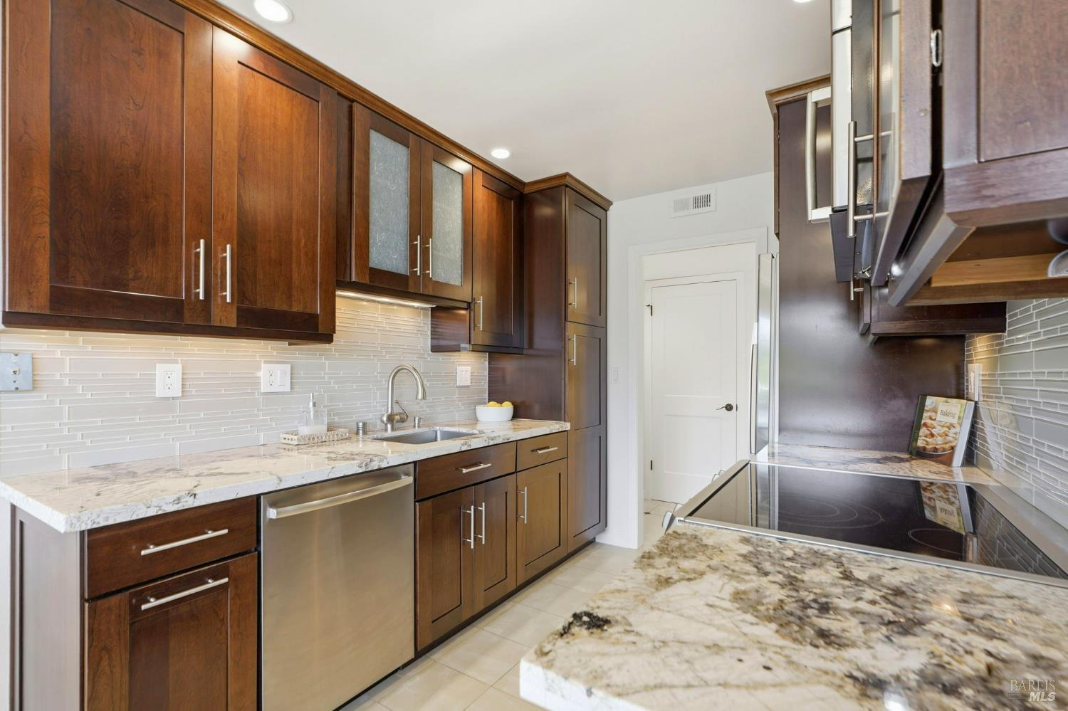 Detail Gallery Image 15 of 38 For 103 Pixley Ave, Corte Madera,  CA 94925 - 2 Beds | 2 Baths