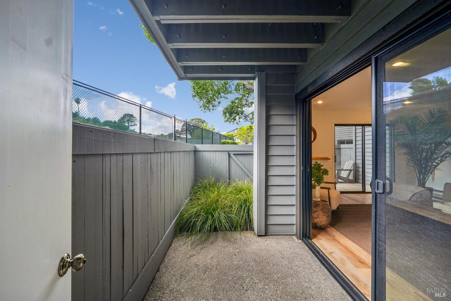 Detail Gallery Image 8 of 18 For 31 W Harbor Dr, Sausalito,  CA 94965 - 2 Beds | 2 Baths