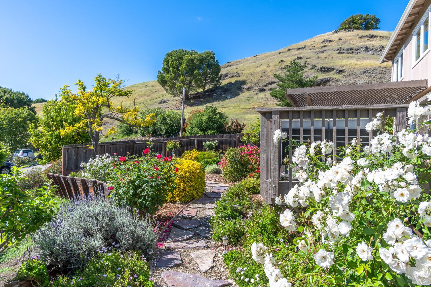 Detail Gallery Image 32 of 44 For 4 Galway Ln, San Rafael,  CA 94903 - 4 Beds | 3/1 Baths