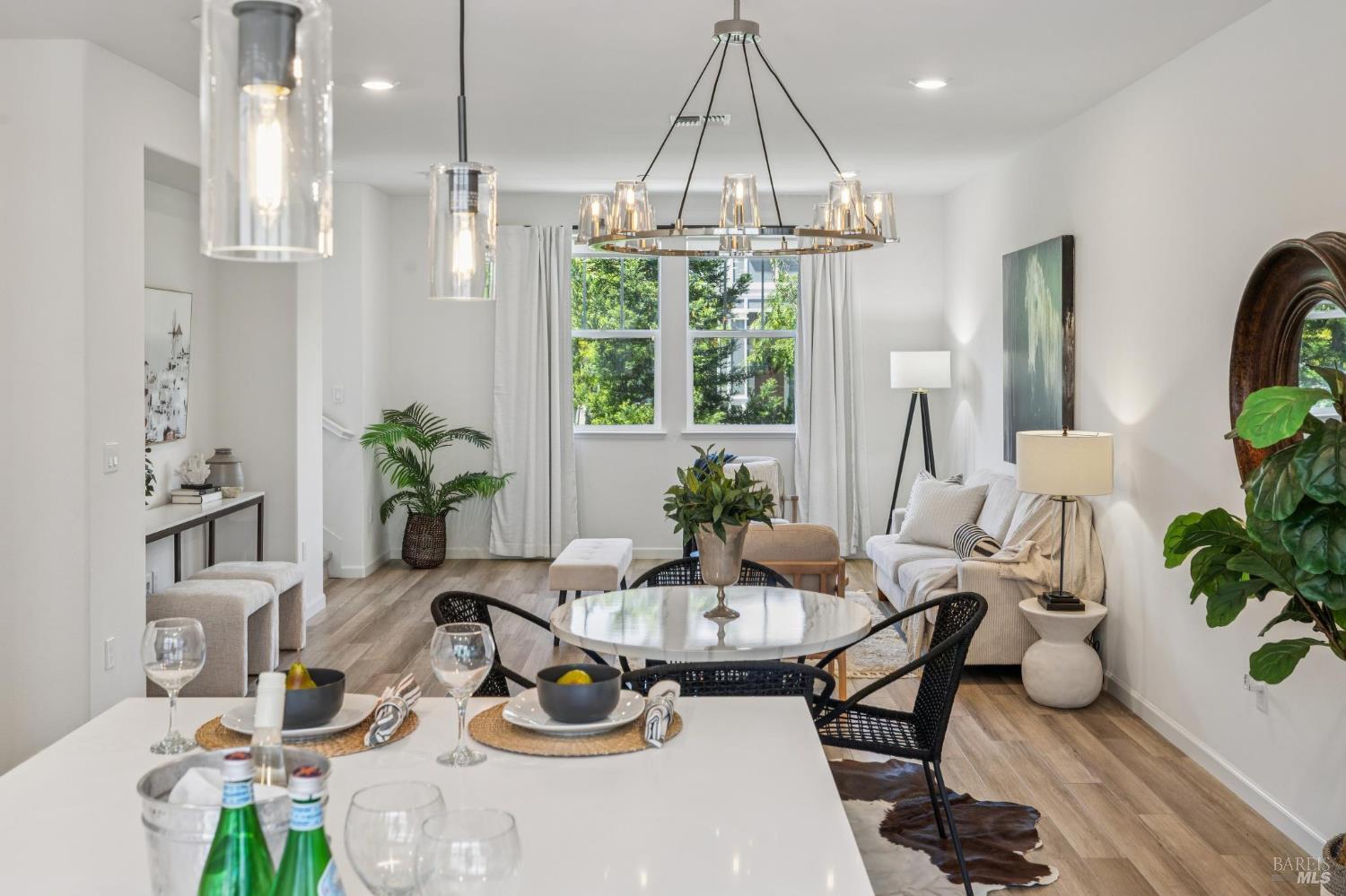 Detail Gallery Image 11 of 34 For 5 Orta Way, Novato,  CA 94945 - 4 Beds | 3/1 Baths