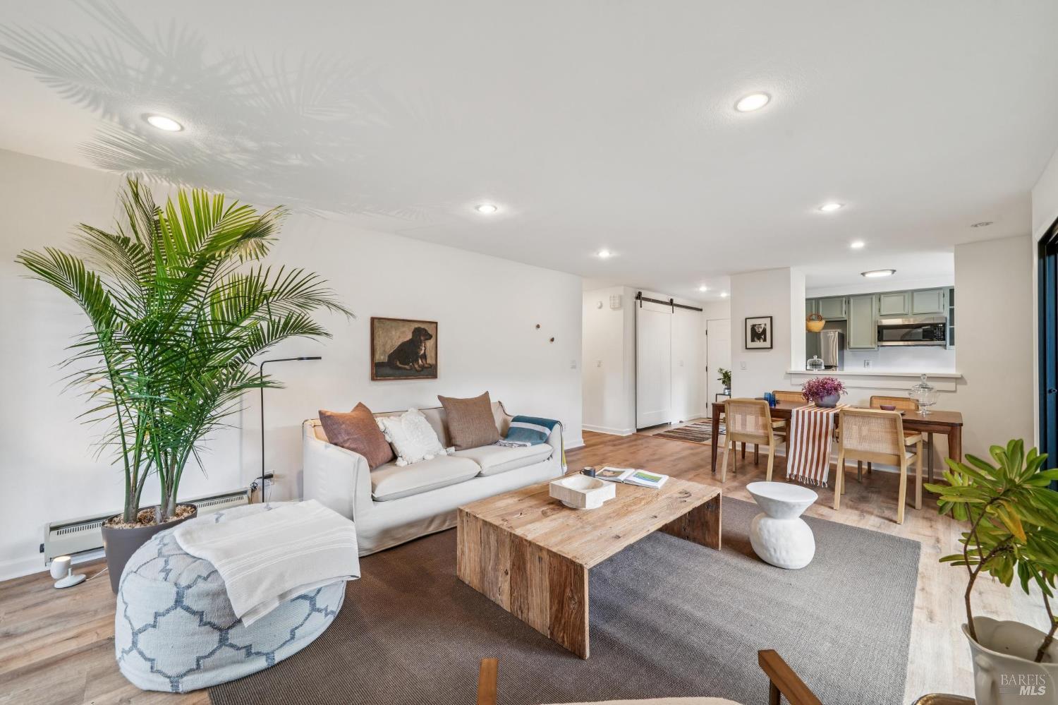 Detail Gallery Image 3 of 18 For 31 W Harbor Dr, Sausalito,  CA 94965 - 2 Beds | 2 Baths