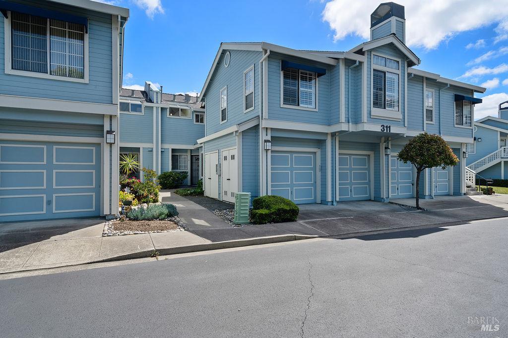 Detail Gallery Image 2 of 36 For 311 Stinson St #5,  Vallejo,  CA 94591 - 3 Beds | 3 Baths