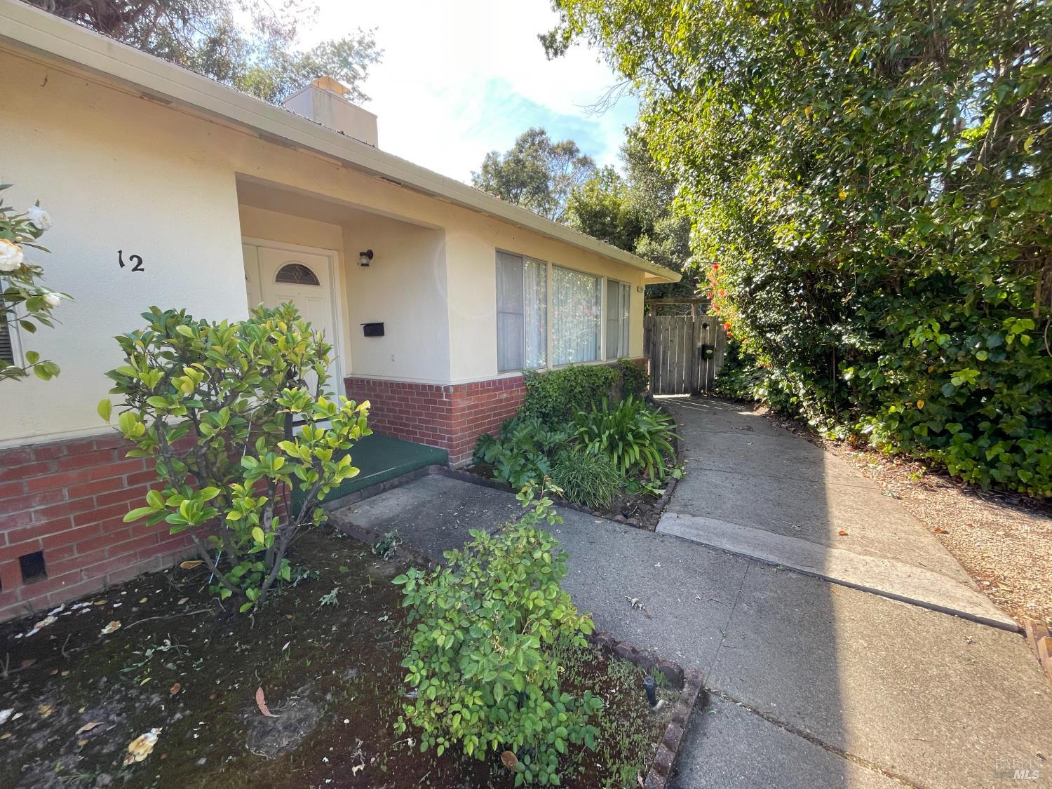 12 Lawrence Drive photo 2