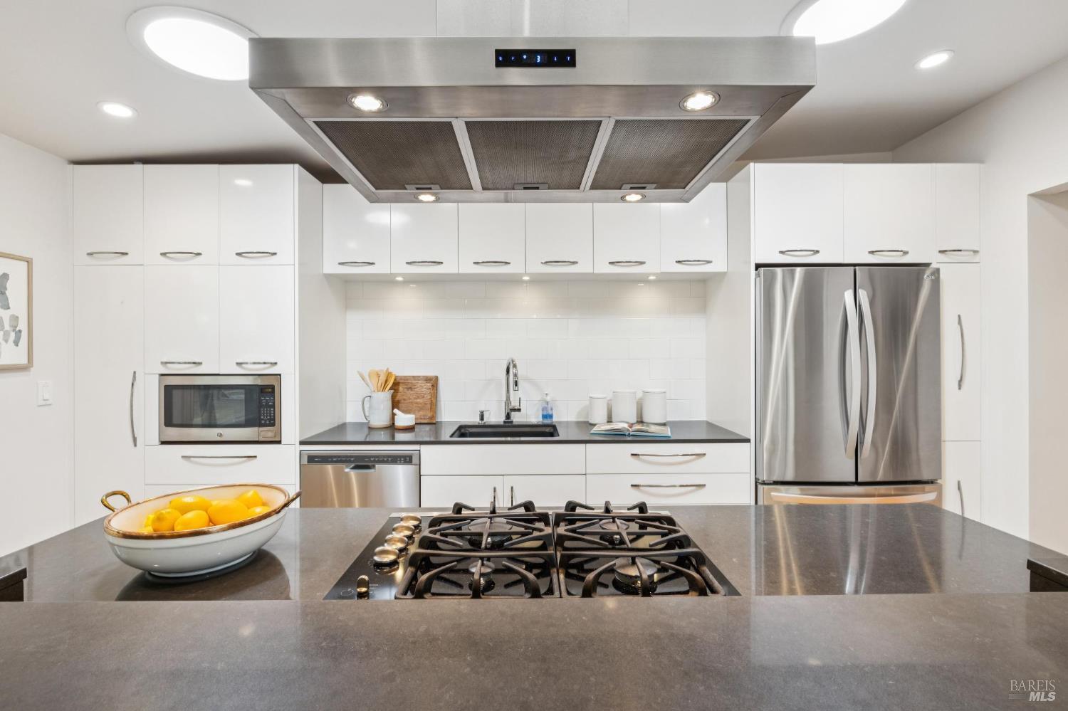 Detail Gallery Image 16 of 47 For 3 Stetson Ave, Corte Madera,  CA 94925 - 3 Beds | 2 Baths