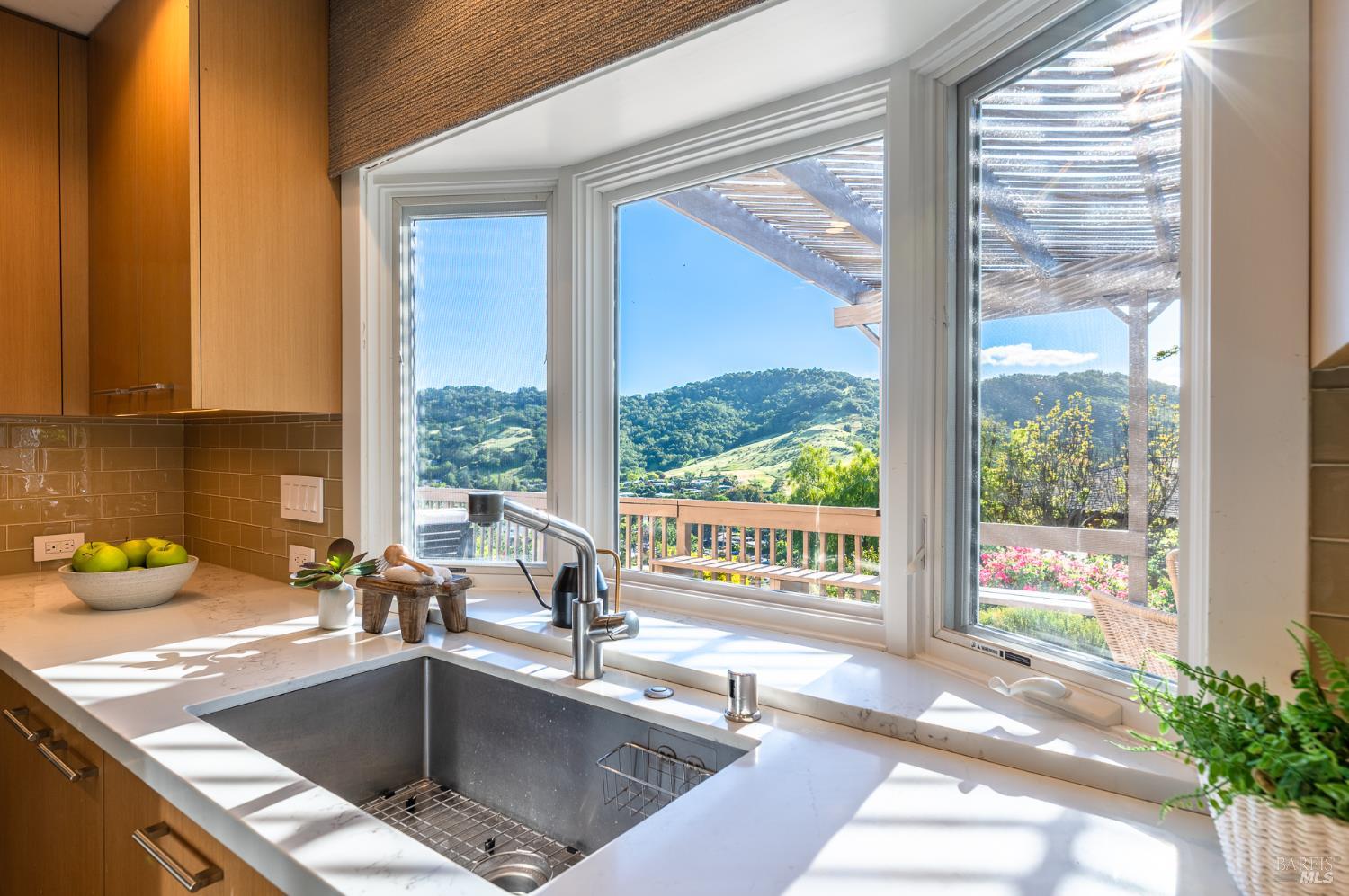 Detail Gallery Image 11 of 44 For 4 Galway Ln, San Rafael,  CA 94903 - 4 Beds | 3/1 Baths