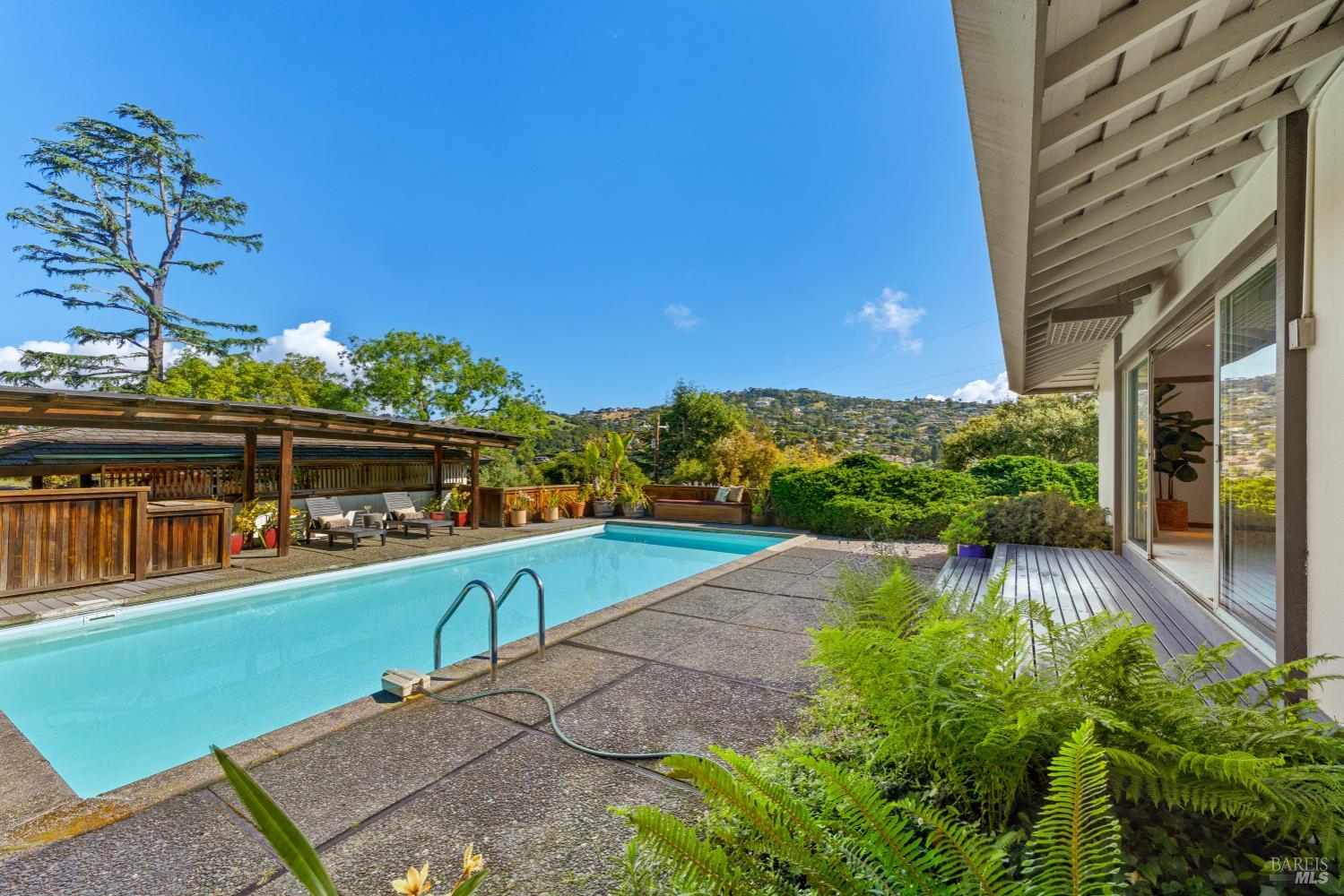 Detail Gallery Image 5 of 39 For 2 Tamalpais Ave, Belvedere,  CA 94920 - 2 Beds | 2 Baths