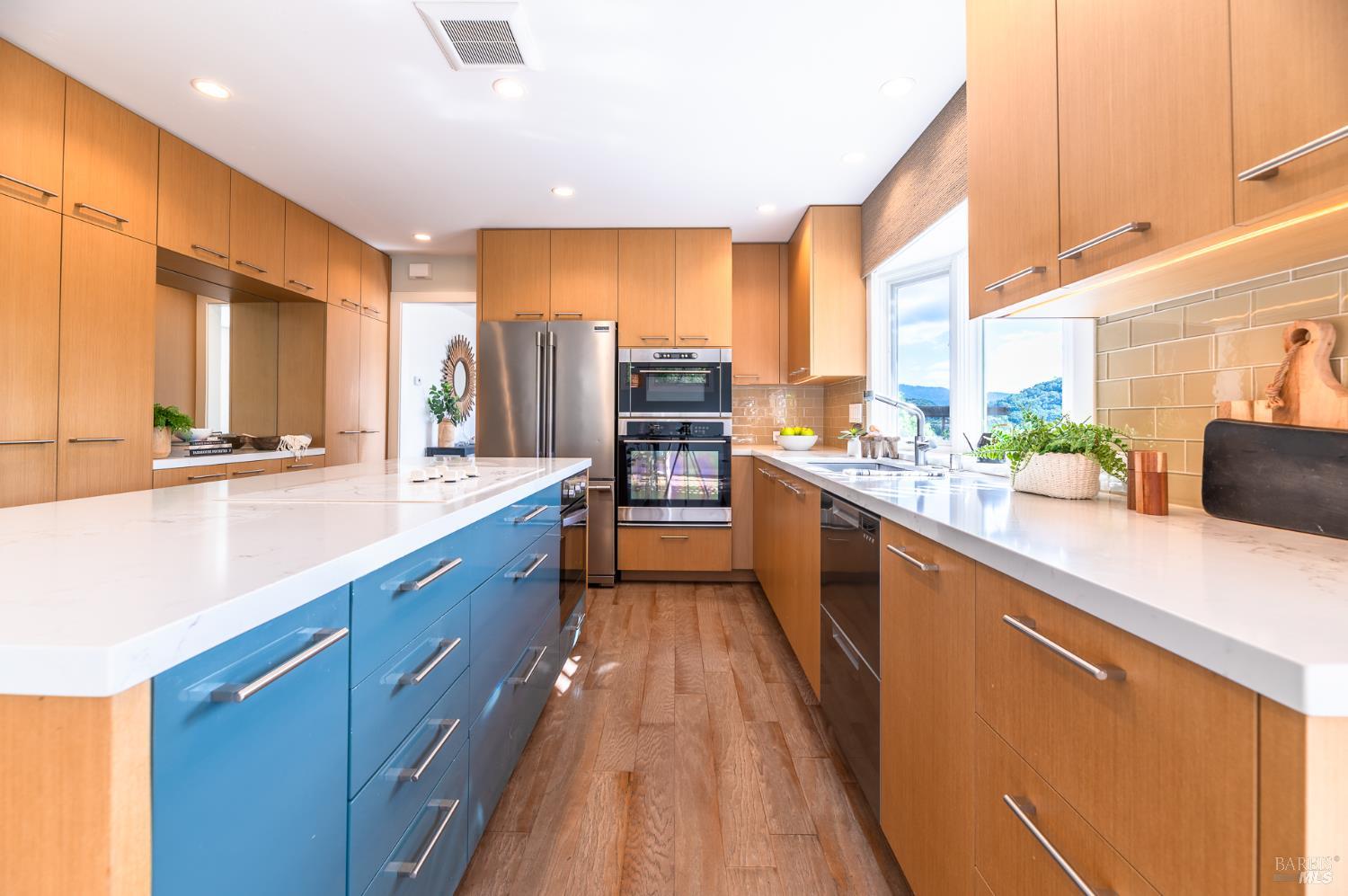 Detail Gallery Image 5 of 44 For 4 Galway Ln, San Rafael,  CA 94903 - 4 Beds | 3/1 Baths