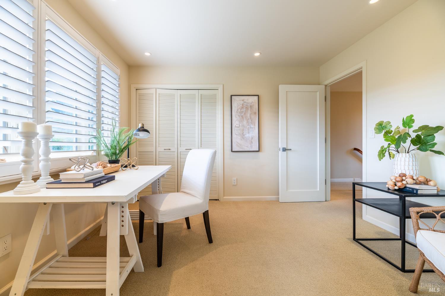 Detail Gallery Image 21 of 44 For 4 Galway Ln, San Rafael,  CA 94903 - 4 Beds | 3/1 Baths