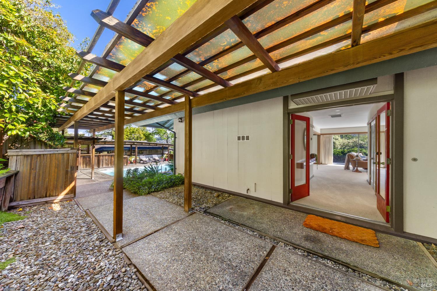 Detail Gallery Image 10 of 39 For 2 Tamalpais Ave, Belvedere,  CA 94920 - 2 Beds | 2 Baths