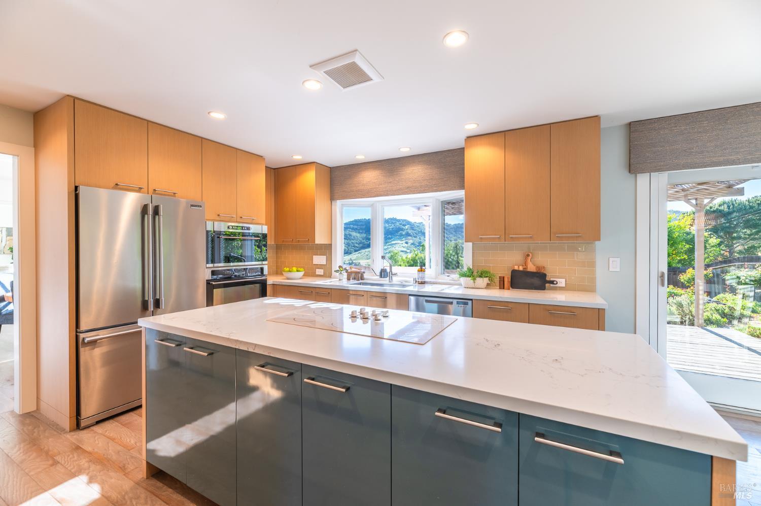 Detail Gallery Image 10 of 44 For 4 Galway Ln, San Rafael,  CA 94903 - 4 Beds | 3/1 Baths