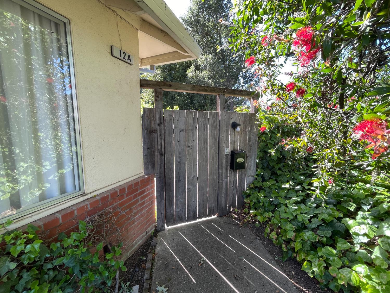 12 Lawrence Drive photo 3