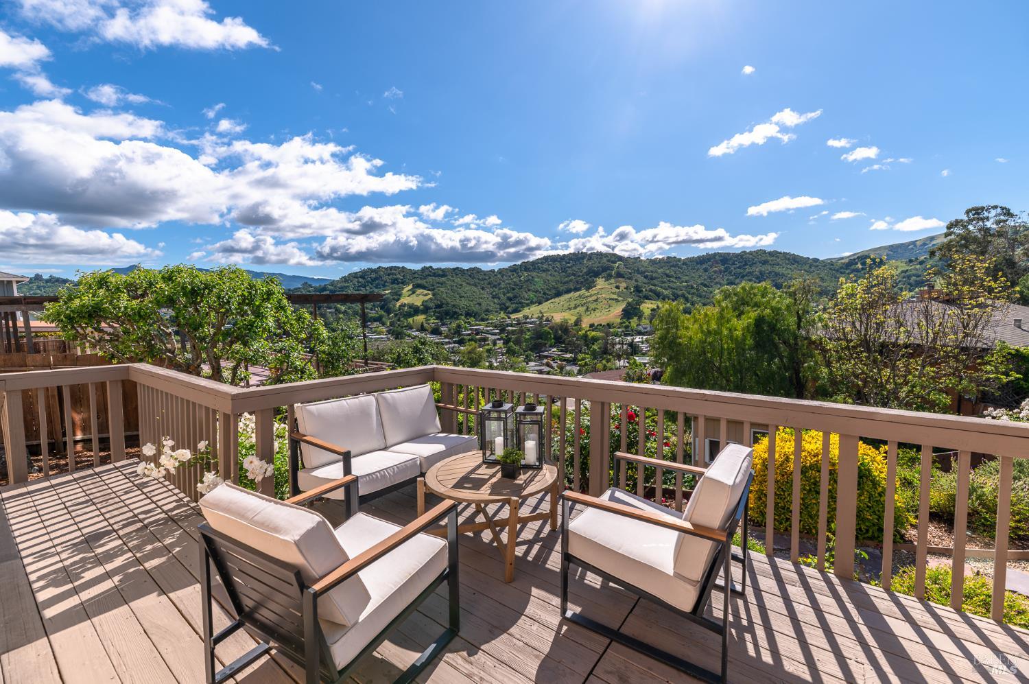 Detail Gallery Image 8 of 44 For 4 Galway Ln, San Rafael,  CA 94903 - 4 Beds | 3/1 Baths