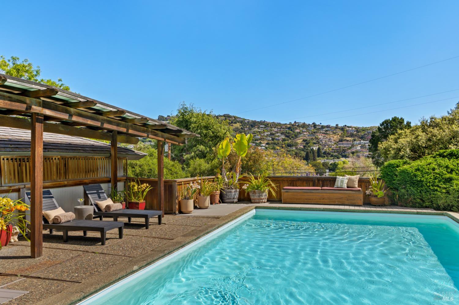 Detail Gallery Image 6 of 39 For 2 Tamalpais Ave, Belvedere,  CA 94920 - 2 Beds | 2 Baths