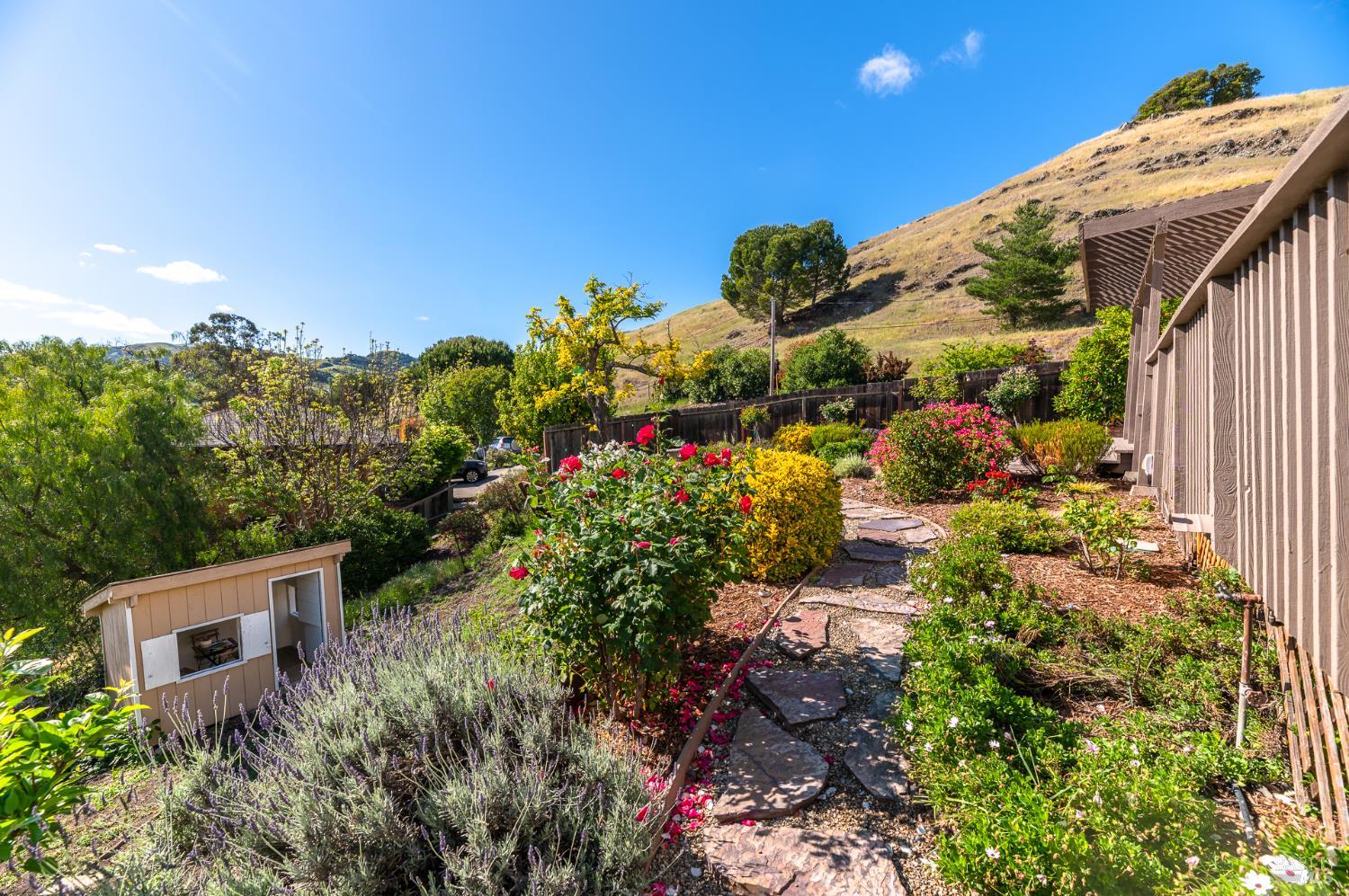 Detail Gallery Image 31 of 44 For 4 Galway Ln, San Rafael,  CA 94903 - 4 Beds | 3/1 Baths
