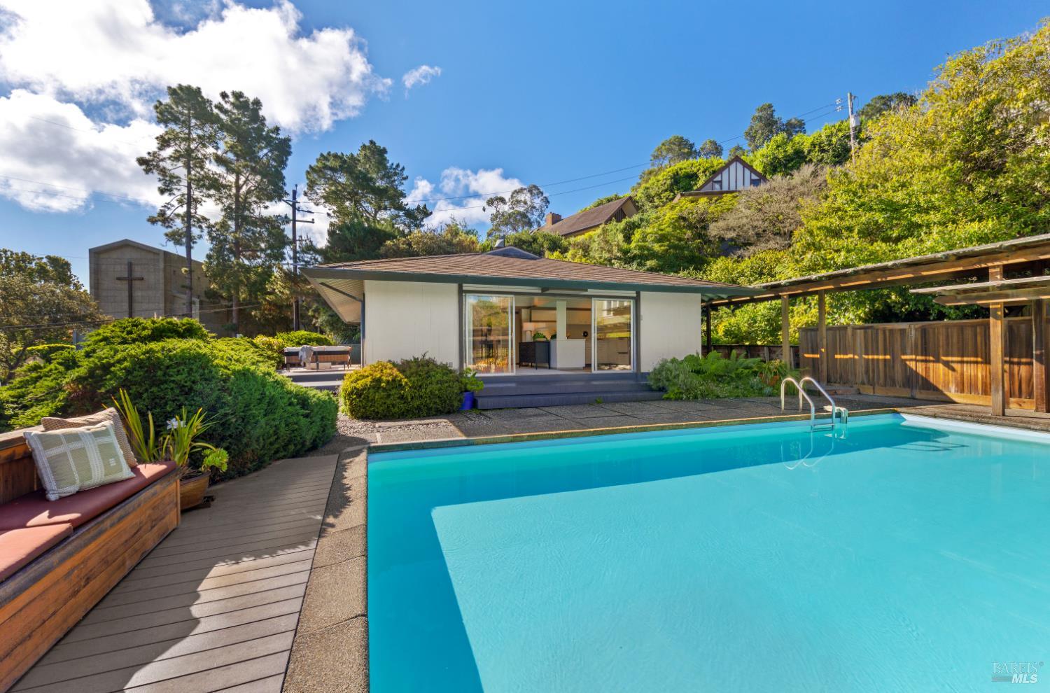 Detail Gallery Image 8 of 39 For 2 Tamalpais Ave, Belvedere,  CA 94920 - 2 Beds | 2 Baths