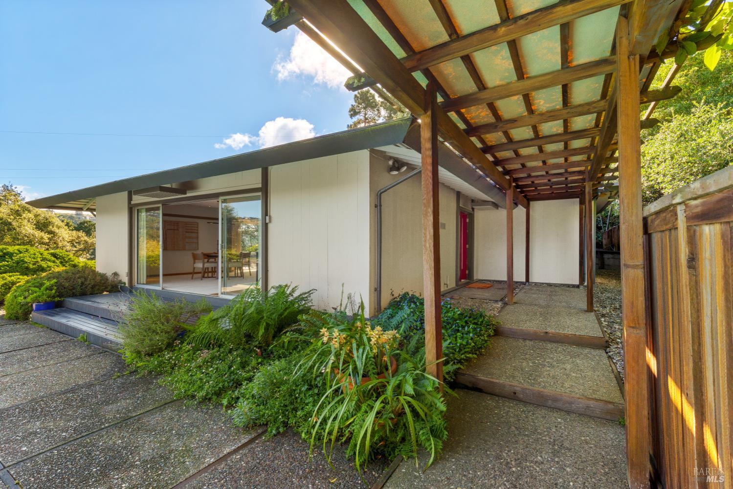 Detail Gallery Image 9 of 39 For 2 Tamalpais Ave, Belvedere,  CA 94920 - 2 Beds | 2 Baths