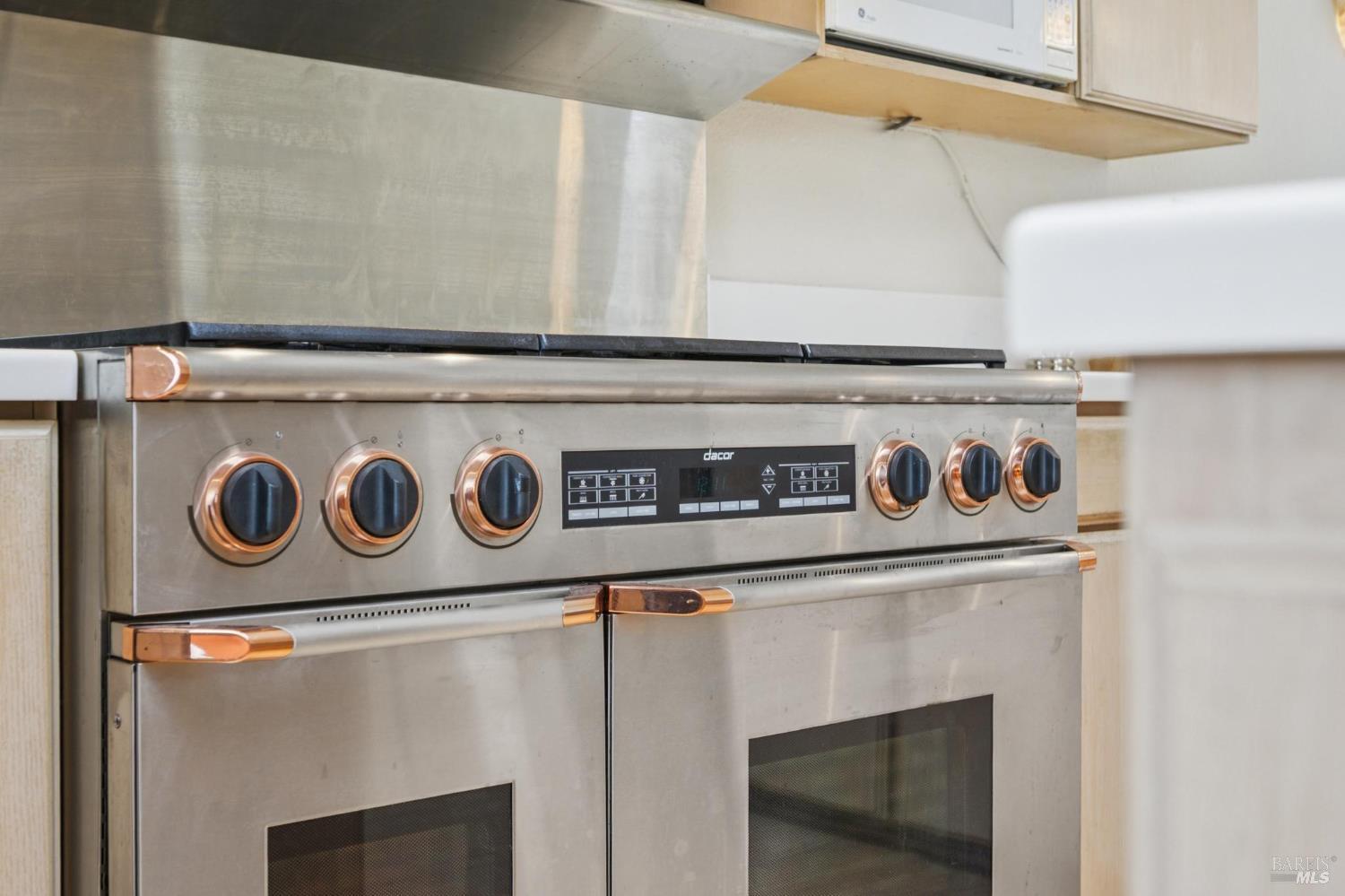 Detail Gallery Image 14 of 62 For 121 Red Hill Cir, Belvedere Tiburon,  CA 94920 - 3 Beds | 2/1 Baths