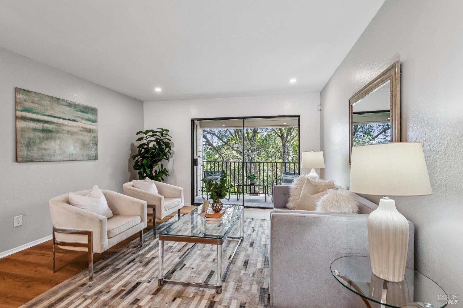 827 Via Casitas