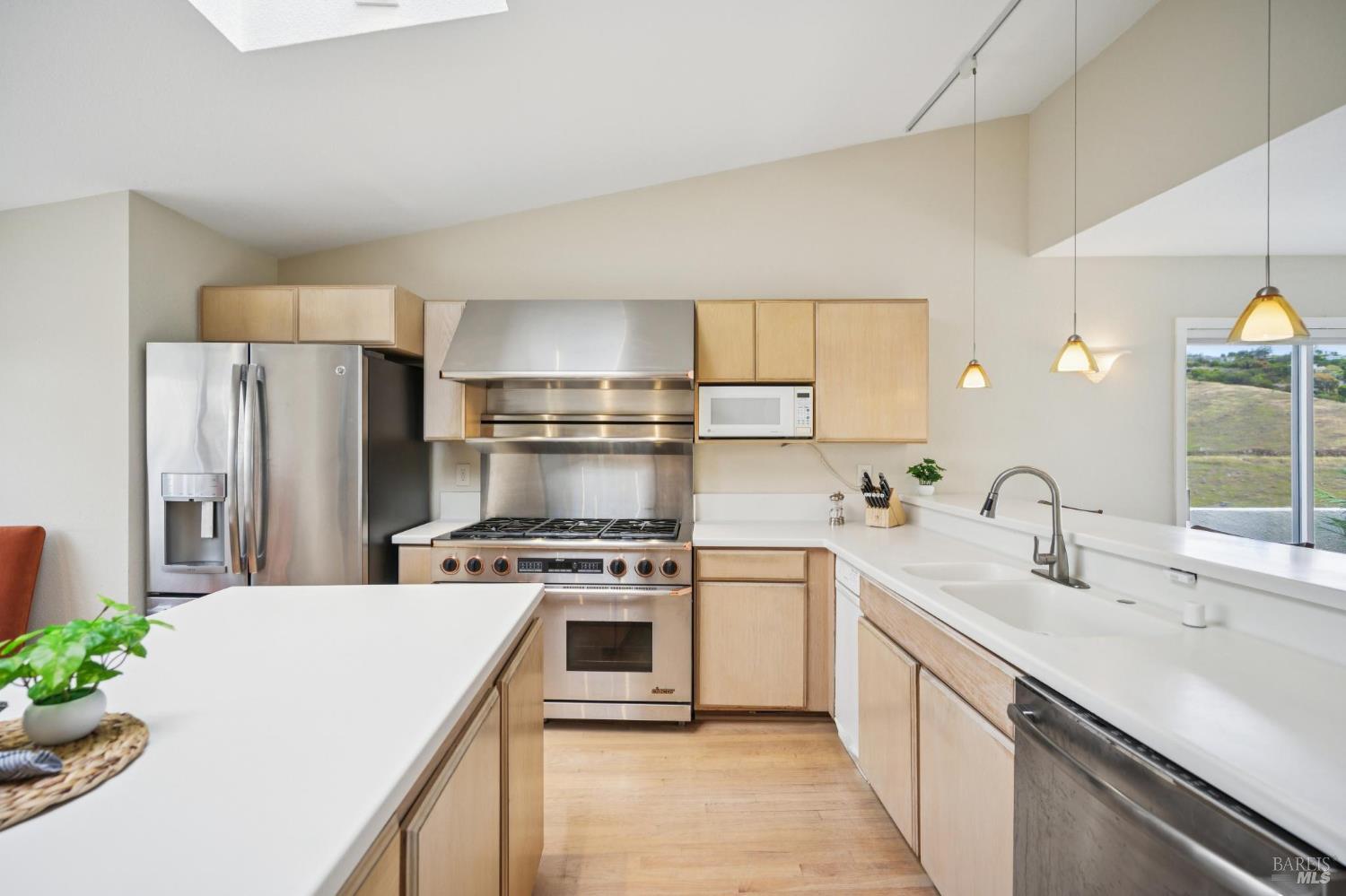 Detail Gallery Image 12 of 62 For 121 Red Hill Cir, Belvedere Tiburon,  CA 94920 - 3 Beds | 2/1 Baths