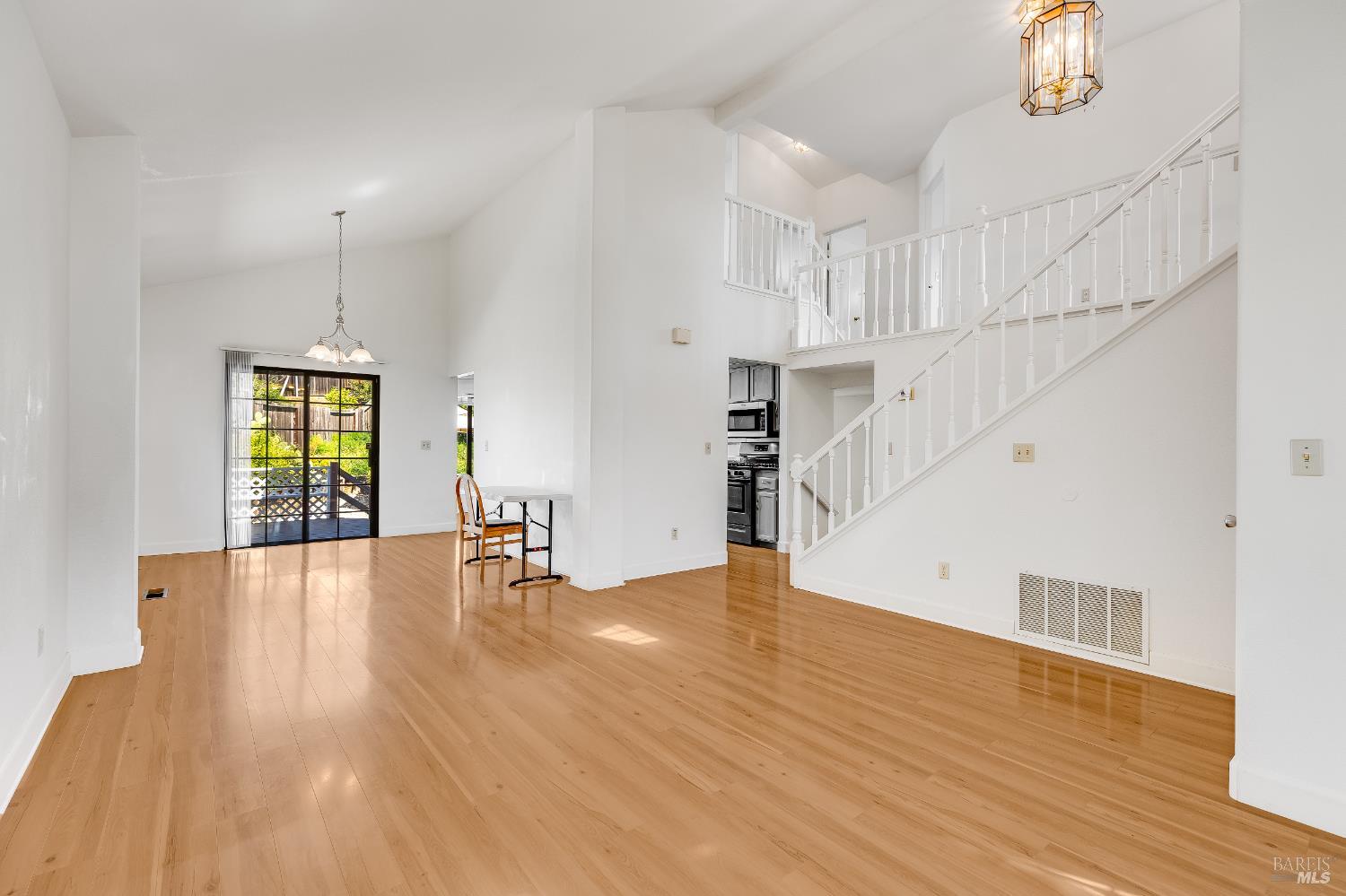 Detail Gallery Image 7 of 70 For 391 Valley Oak Ln, Vallejo,  CA 94591 - 4 Beds | 3 Baths