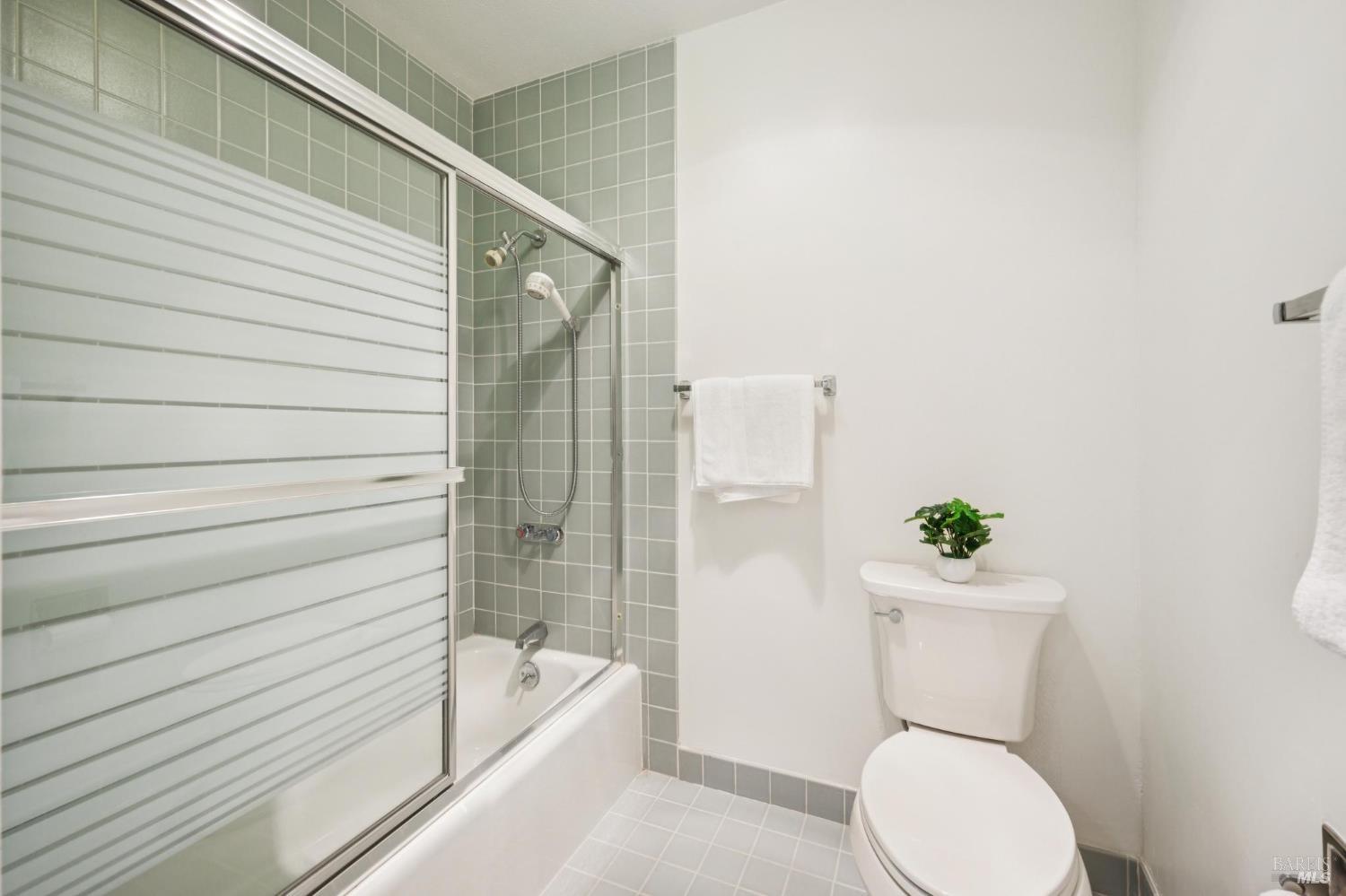 Detail Gallery Image 43 of 62 For 121 Red Hill Cir, Belvedere Tiburon,  CA 94920 - 3 Beds | 2/1 Baths