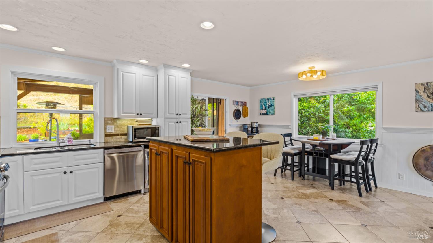 Detail Gallery Image 14 of 61 For 280 Devon Dr, San Rafael,  CA 94903 - 3 Beds | 3 Baths