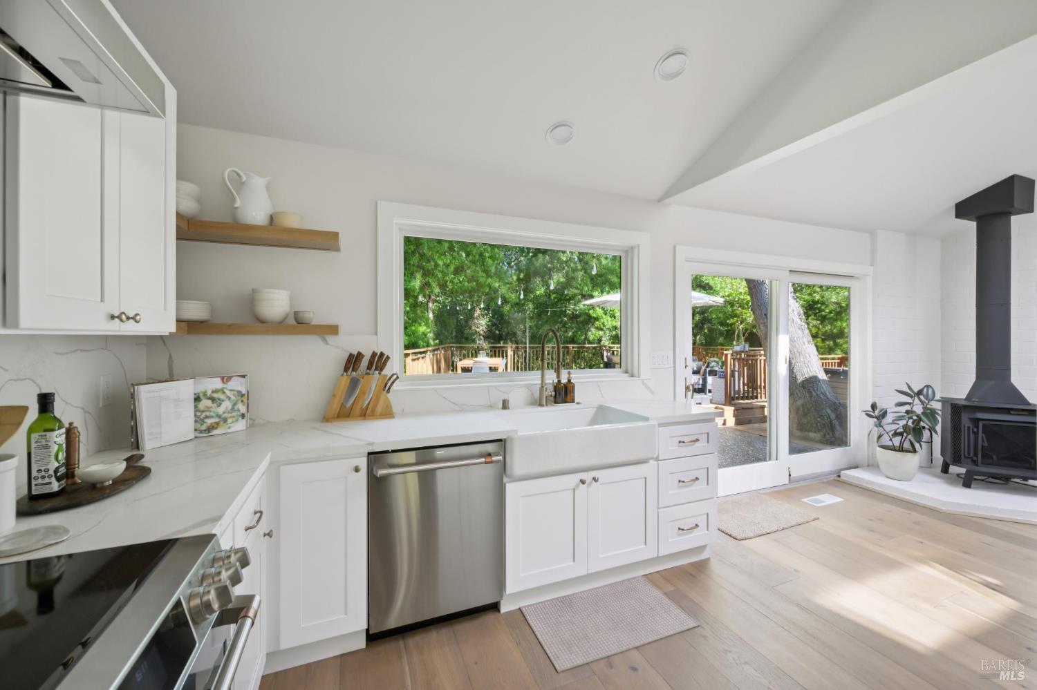 Detail Gallery Image 15 of 51 For 14 Mount Wittenburg Ct, San Rafael,  CA 94903 - 3 Beds | 2 Baths