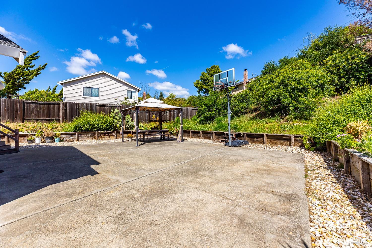 Detail Gallery Image 62 of 70 For 391 Valley Oak Ln, Vallejo,  CA 94591 - 4 Beds | 3 Baths