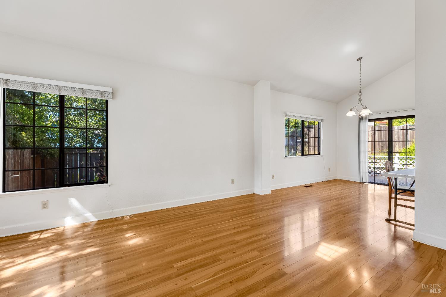 Detail Gallery Image 5 of 70 For 391 Valley Oak Ln, Vallejo,  CA 94591 - 4 Beds | 3 Baths