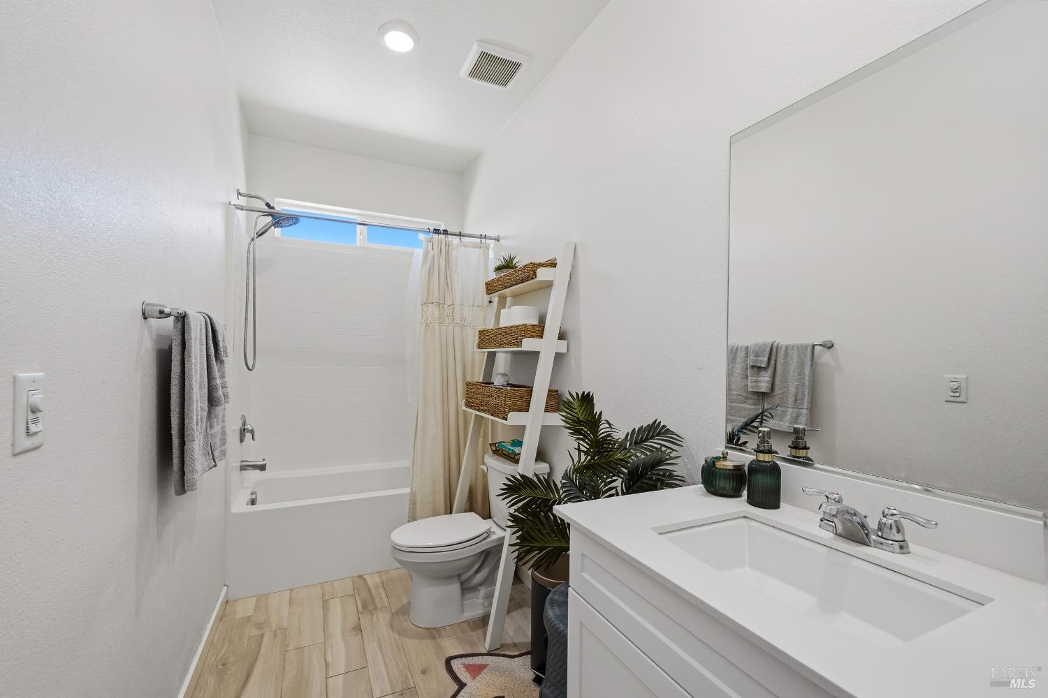 Detail Gallery Image 10 of 60 For 44520 Freer Way, Lancaster,  CA 93536 - 5 Beds | 2 Baths