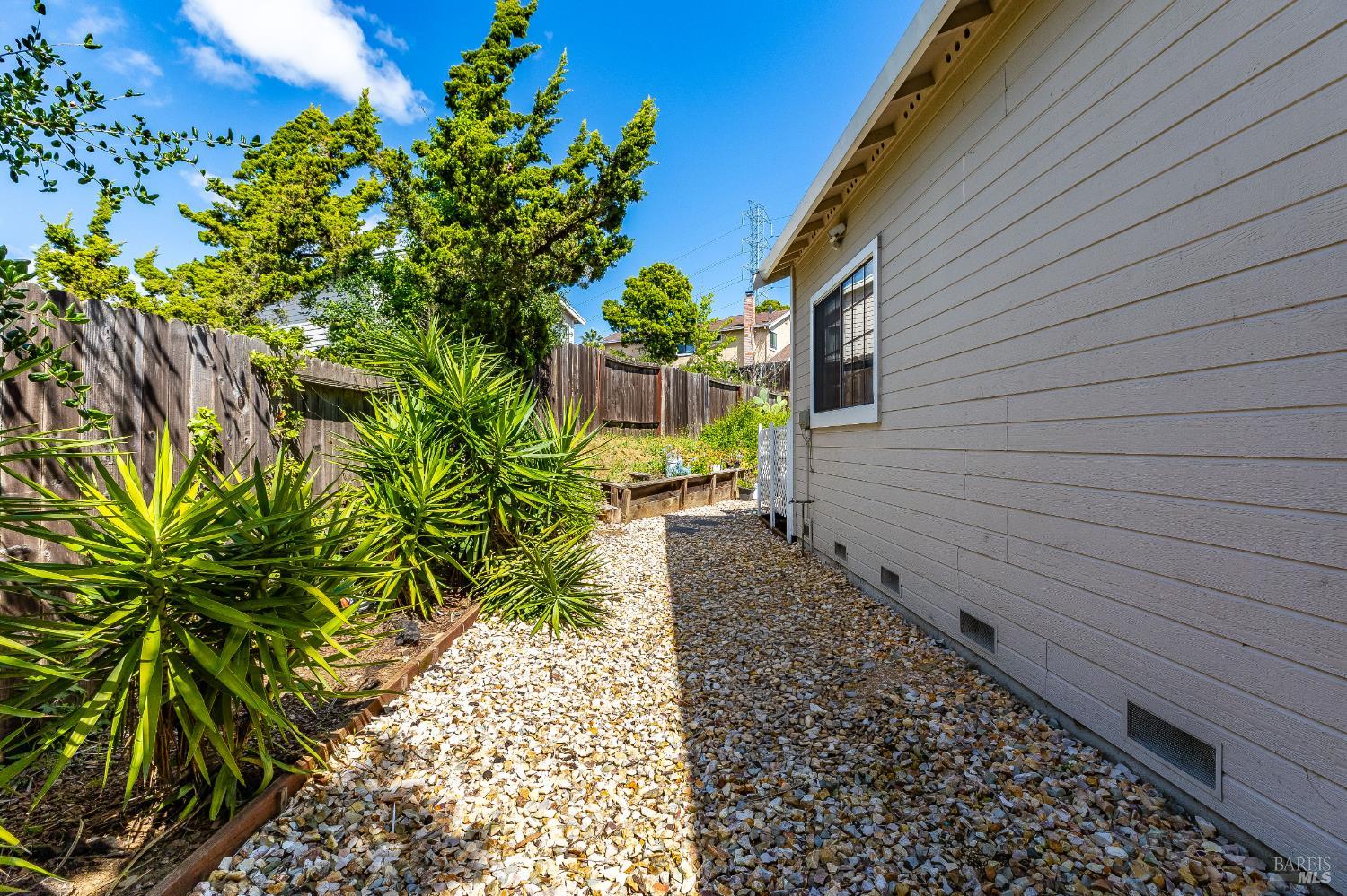 Detail Gallery Image 59 of 70 For 391 Valley Oak Ln, Vallejo,  CA 94591 - 4 Beds | 3 Baths