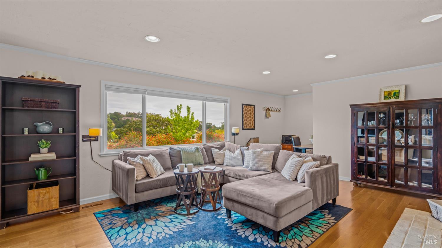 Detail Gallery Image 9 of 61 For 280 Devon Dr, San Rafael,  CA 94903 - 3 Beds | 3 Baths