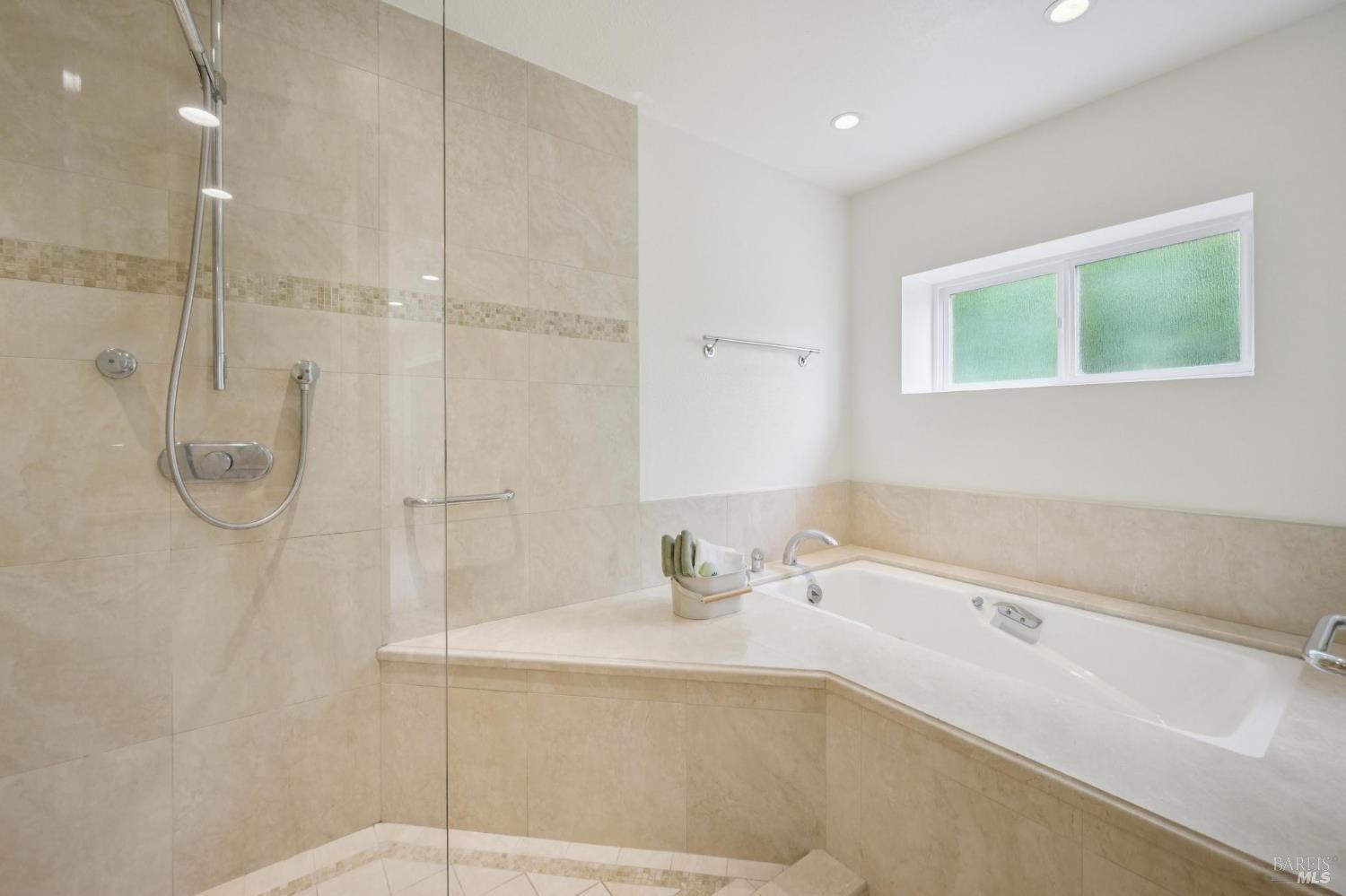 Detail Gallery Image 37 of 62 For 121 Red Hill Cir, Belvedere Tiburon,  CA 94920 - 3 Beds | 2/1 Baths