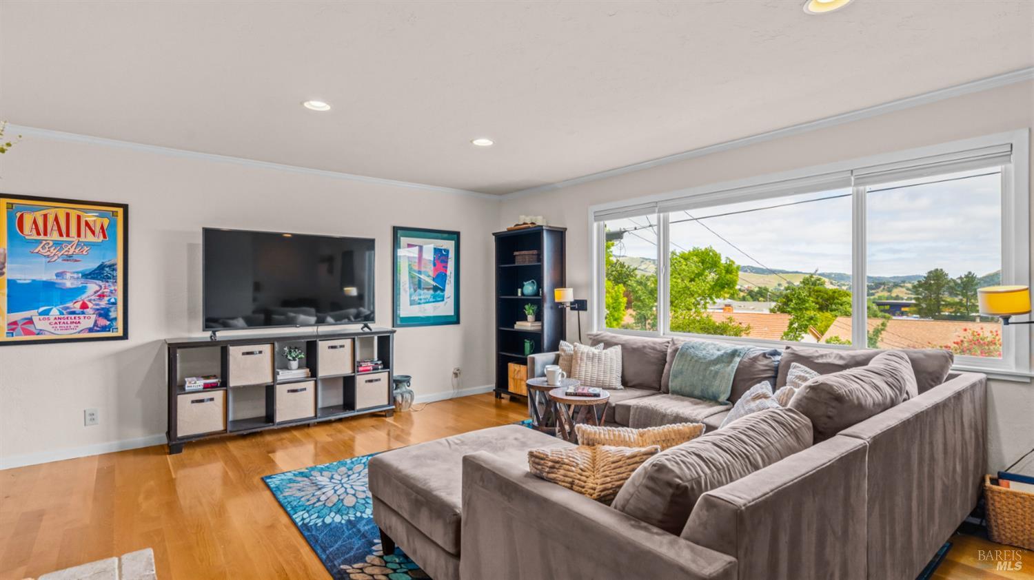 Detail Gallery Image 10 of 61 For 280 Devon Dr, San Rafael,  CA 94903 - 3 Beds | 3 Baths