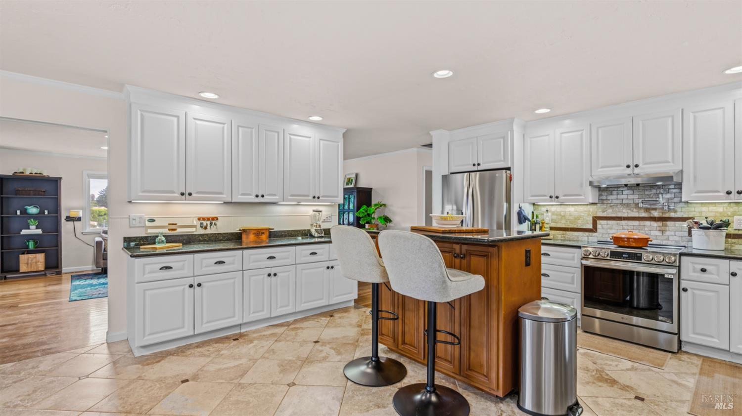 Detail Gallery Image 19 of 61 For 280 Devon Dr, San Rafael,  CA 94903 - 3 Beds | 3 Baths