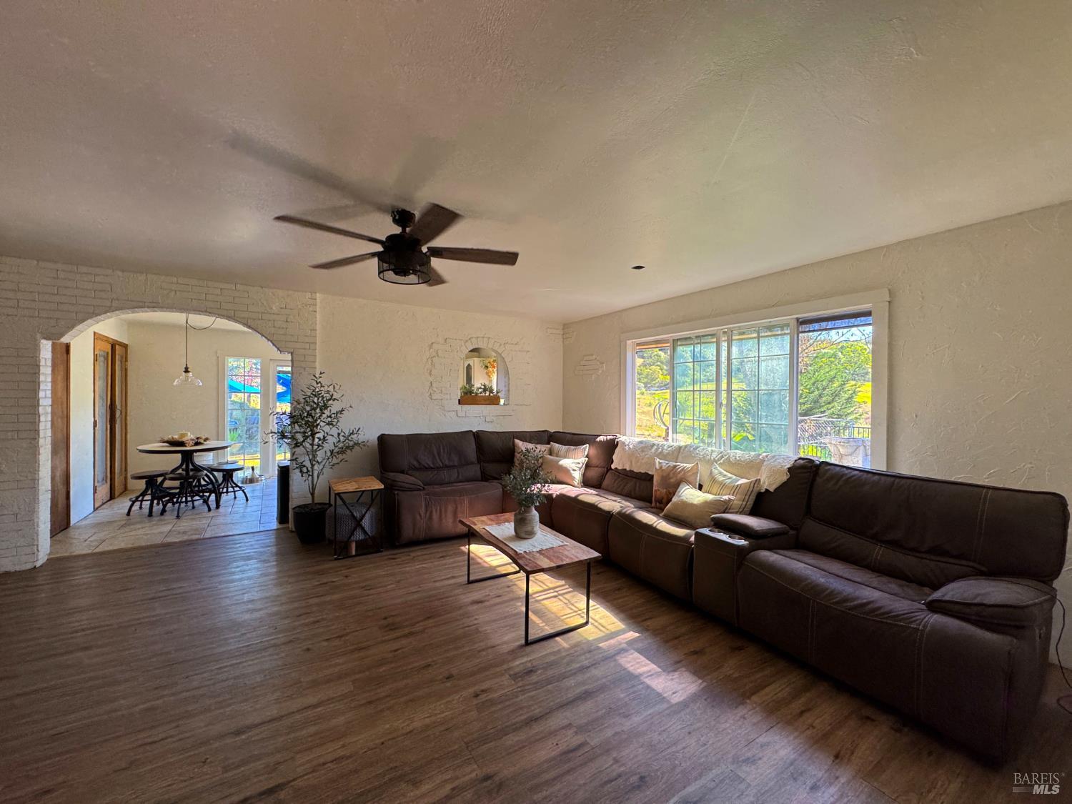 Detail Gallery Image 4 of 78 For 3997 Eastside Calpella Rd, Ukiah,  CA 95482 - 3 Beds | 2 Baths