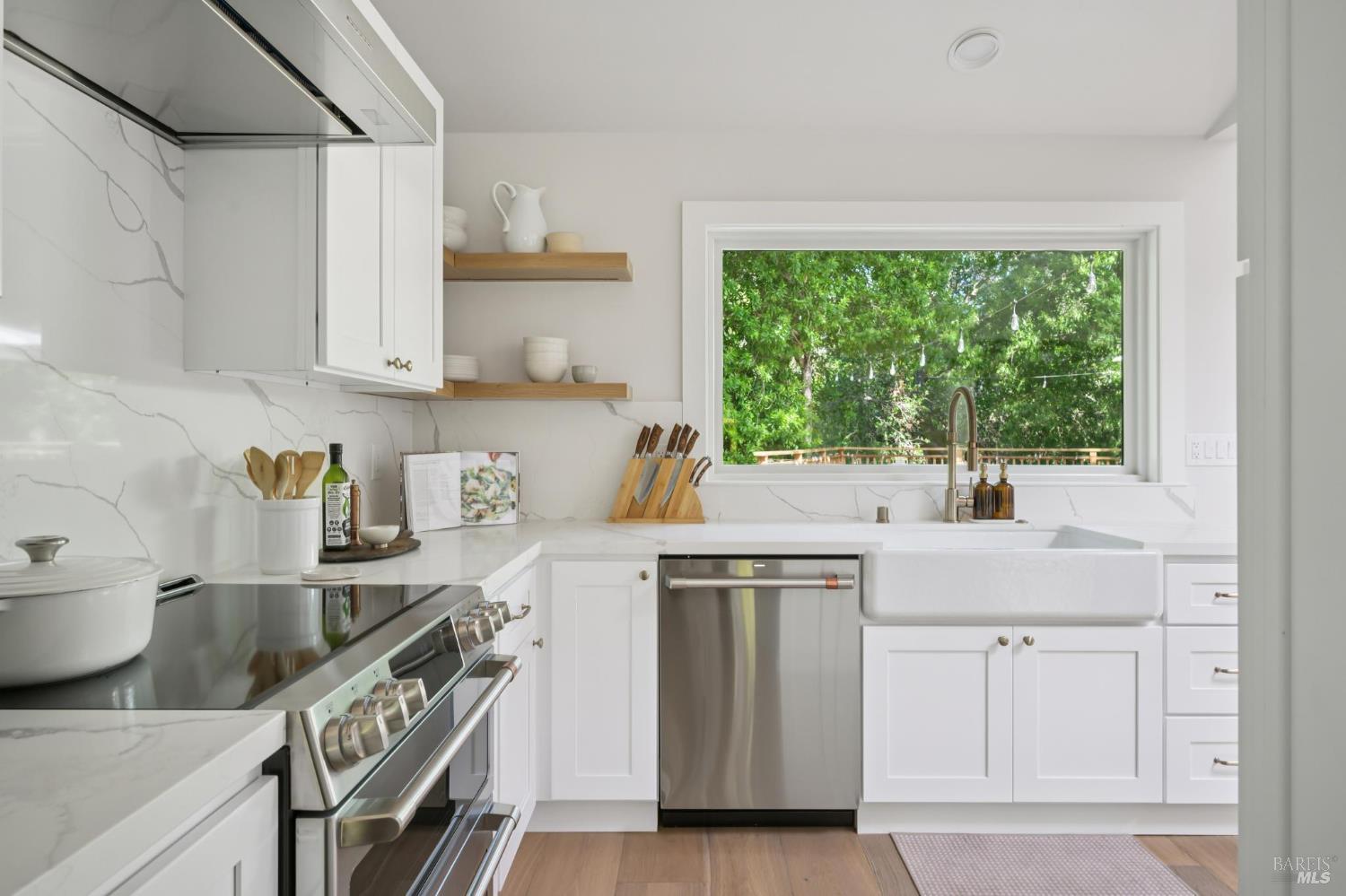 Detail Gallery Image 14 of 51 For 14 Mount Wittenburg Ct, San Rafael,  CA 94903 - 3 Beds | 2 Baths