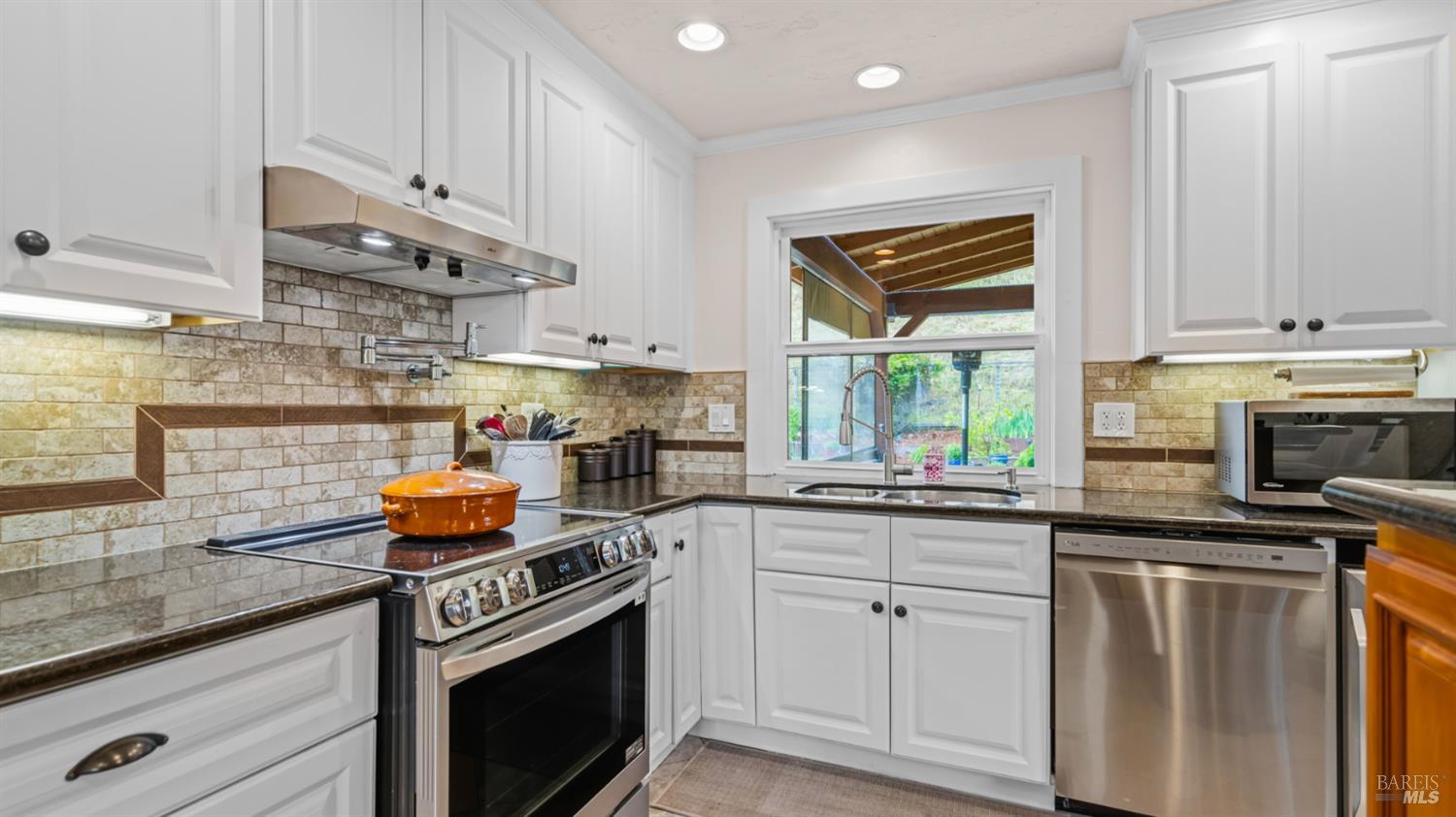 Detail Gallery Image 16 of 61 For 280 Devon Dr, San Rafael,  CA 94903 - 3 Beds | 3 Baths