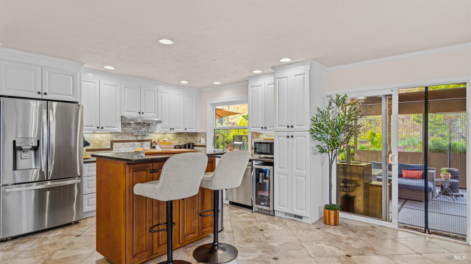 Detail Gallery Image 12 of 61 For 280 Devon Dr, San Rafael,  CA 94903 - 3 Beds | 3 Baths