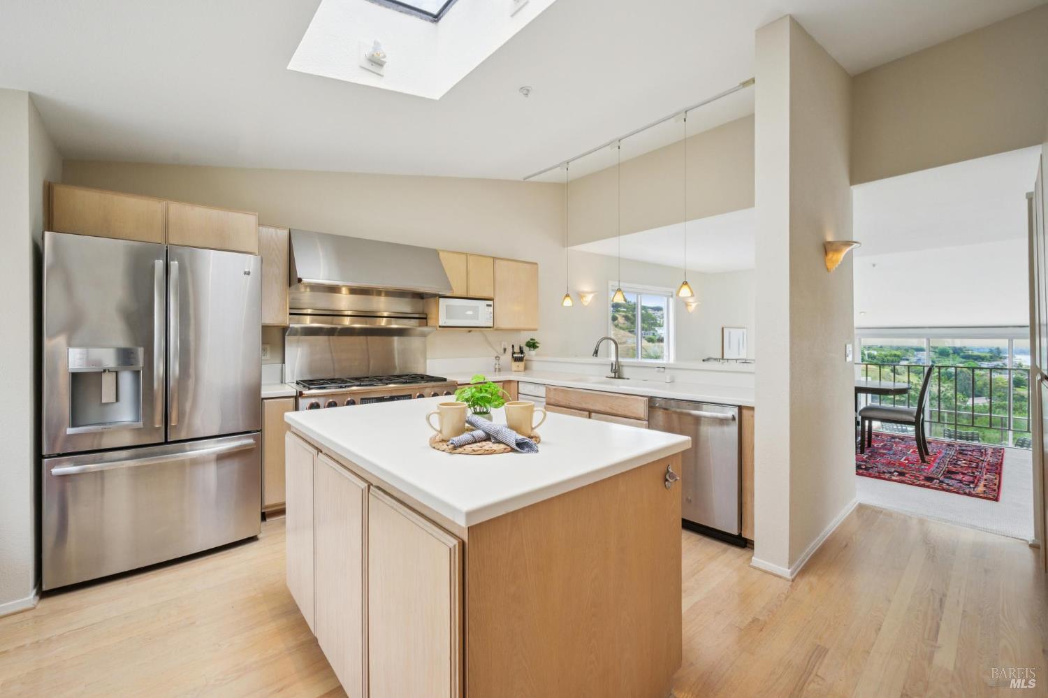 Detail Gallery Image 8 of 62 For 121 Red Hill Cir, Belvedere Tiburon,  CA 94920 - 3 Beds | 2/1 Baths