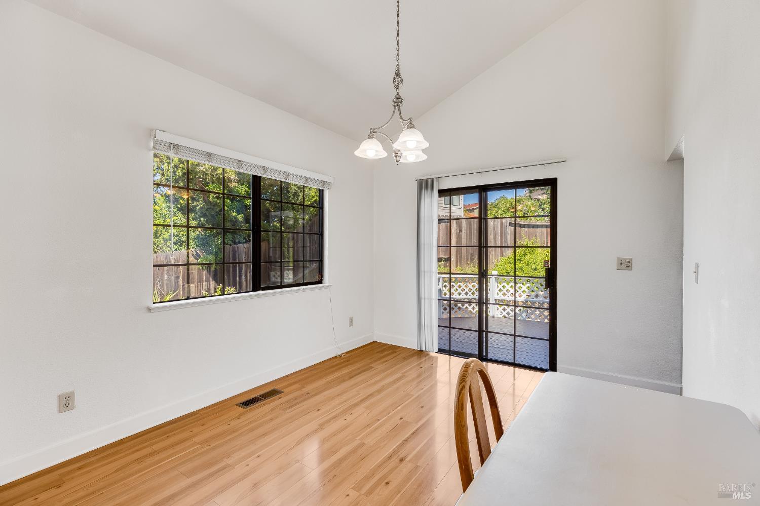 Detail Gallery Image 11 of 70 For 391 Valley Oak Ln, Vallejo,  CA 94591 - 4 Beds | 3 Baths