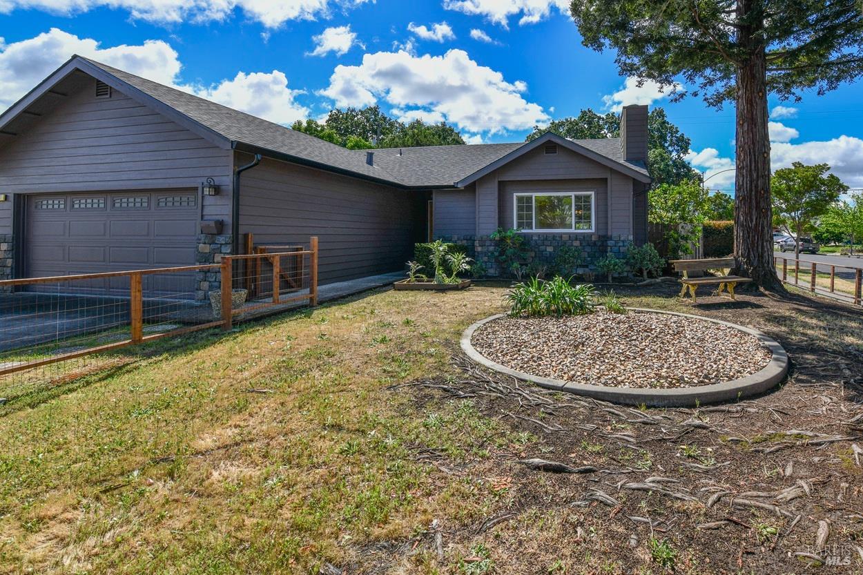 741 William Court photo 3