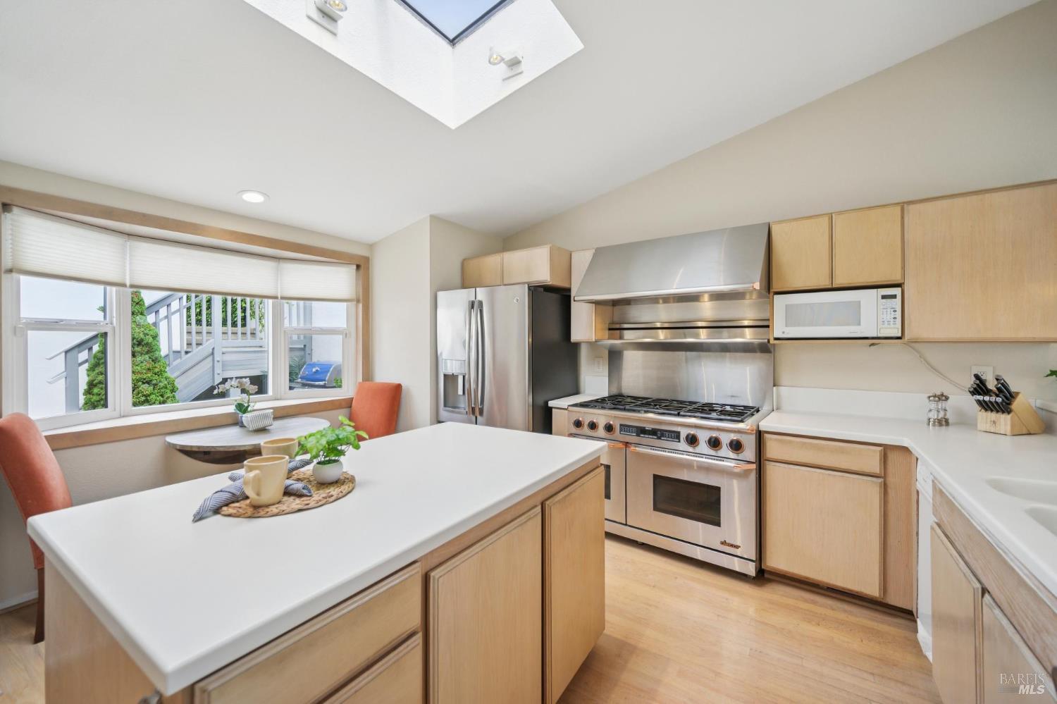 Detail Gallery Image 11 of 62 For 121 Red Hill Cir, Belvedere Tiburon,  CA 94920 - 3 Beds | 2/1 Baths