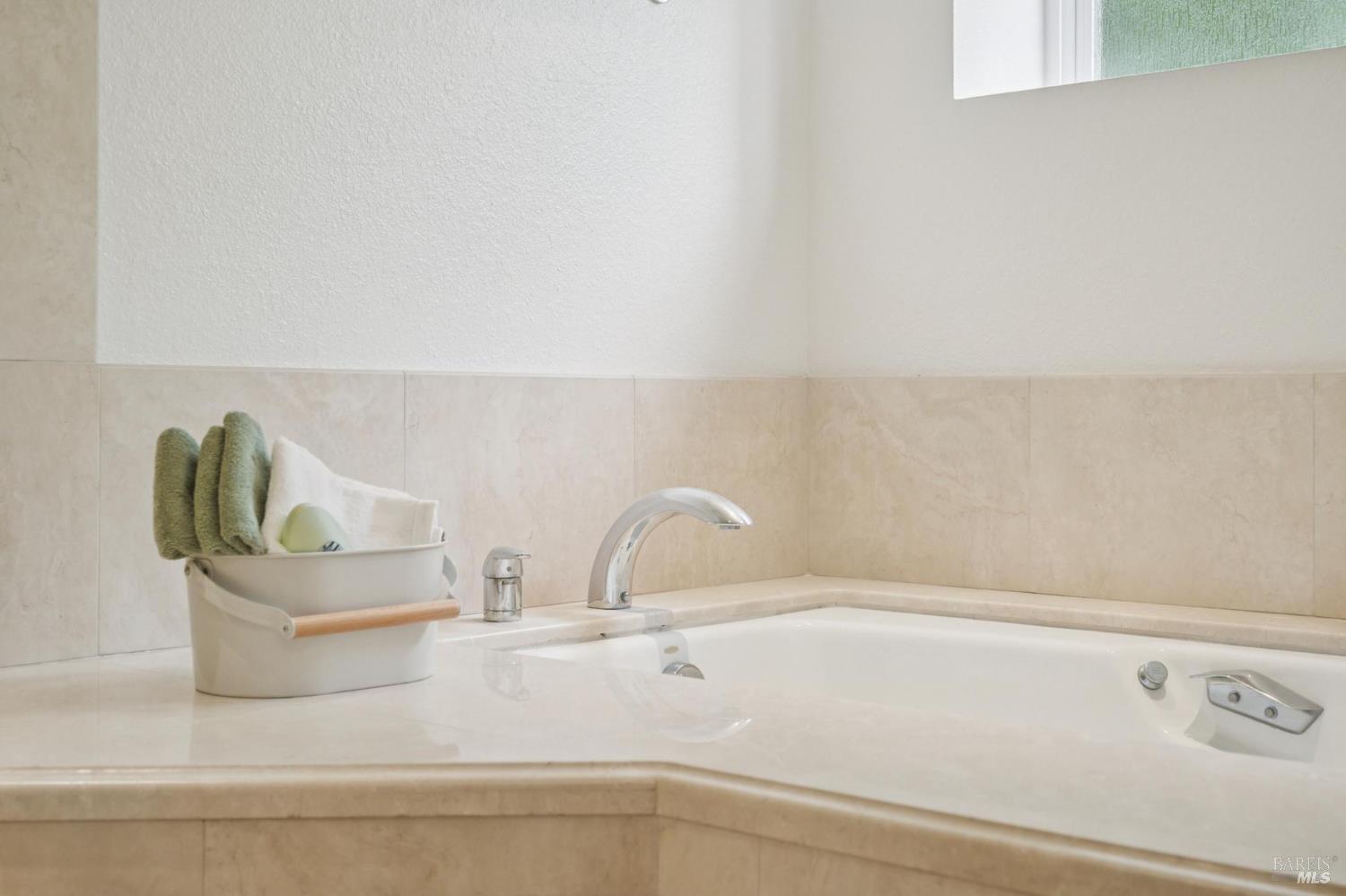 Detail Gallery Image 36 of 62 For 121 Red Hill Cir, Belvedere Tiburon,  CA 94920 - 3 Beds | 2/1 Baths